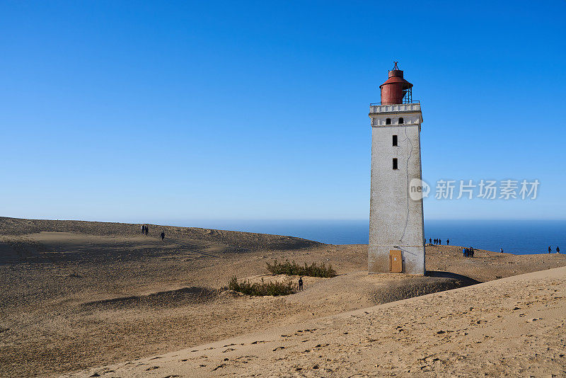 Rubjerg Knude灯塔在海岸对着蓝天